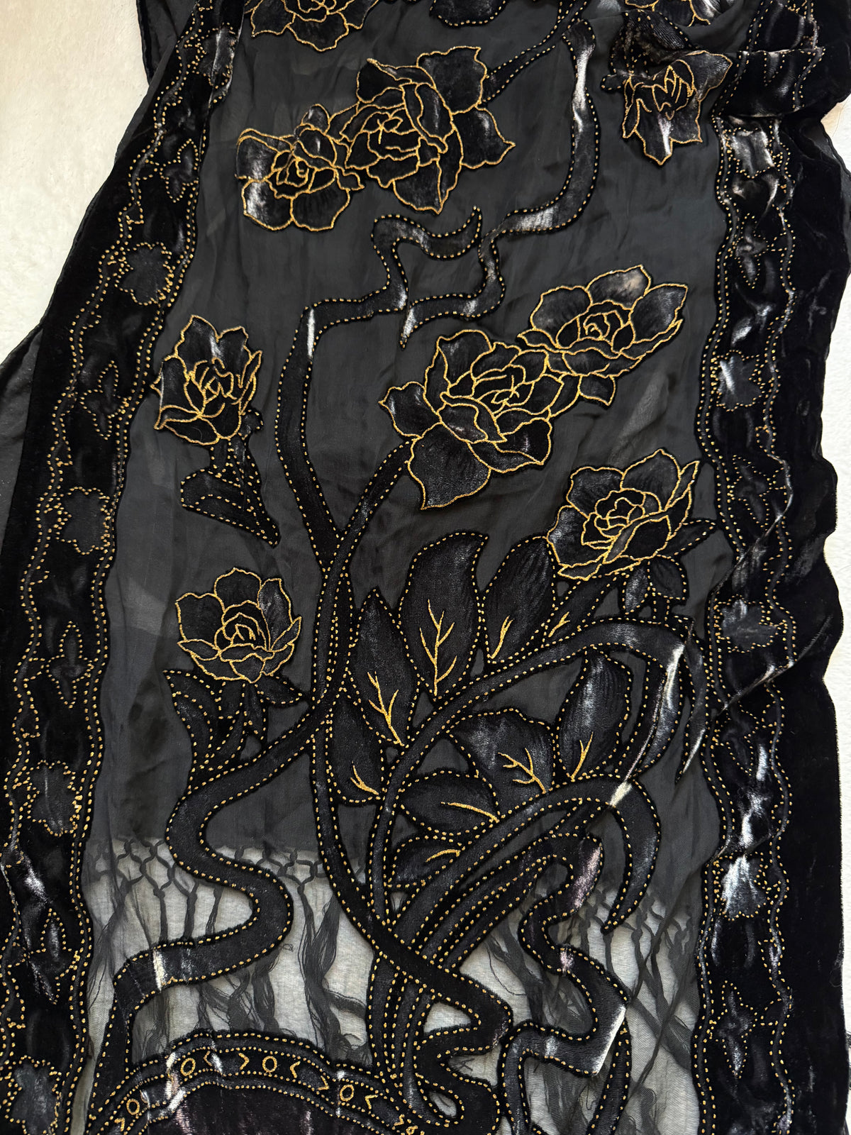 Châle noir en velours broderies florales dorées et franges style victorian goth whimsigoth