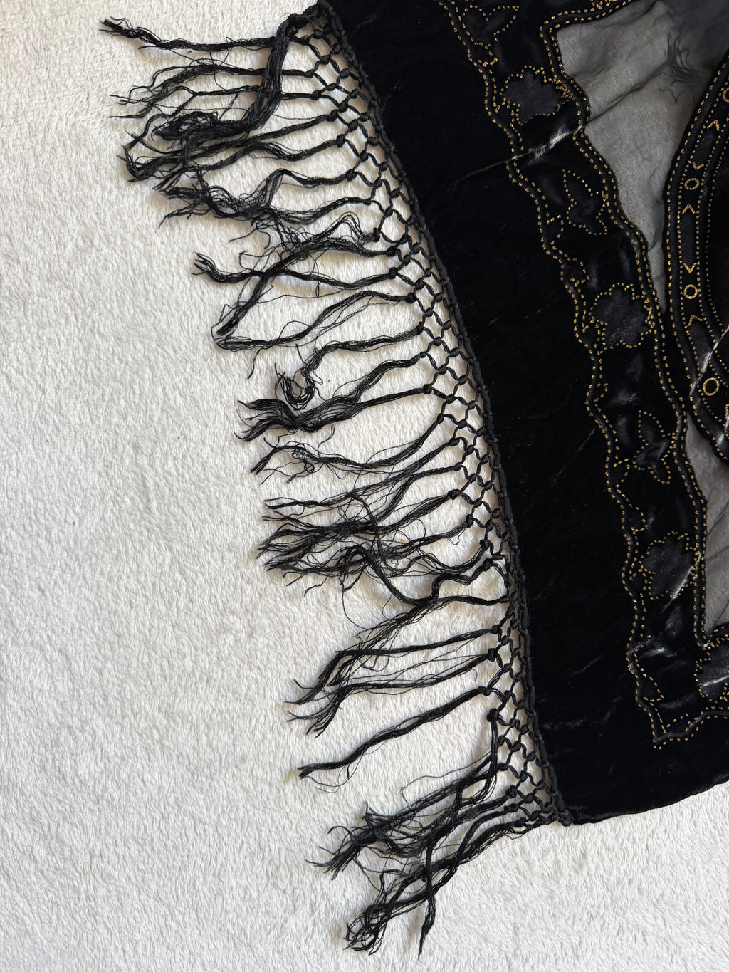 Châle noir en velours broderies florales dorées et franges style victorian goth whimsigoth