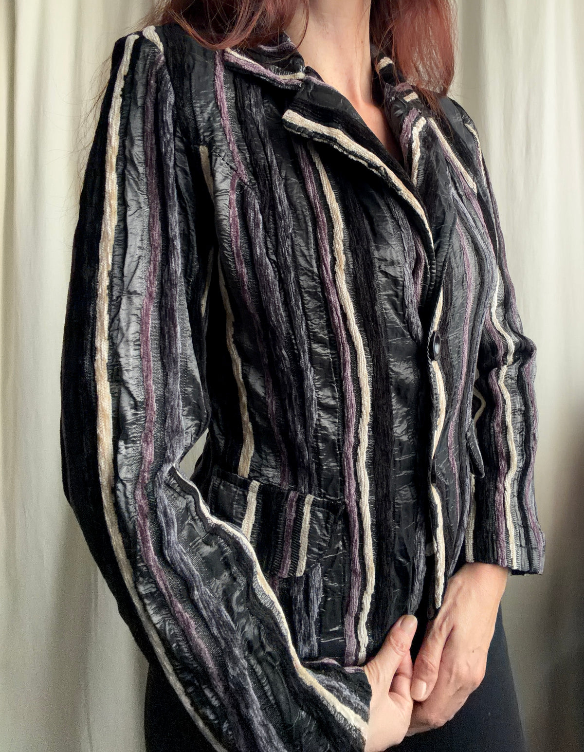 Blazer cintré noir à rayures texturées style corporate goth avant-garde 90s – taille S