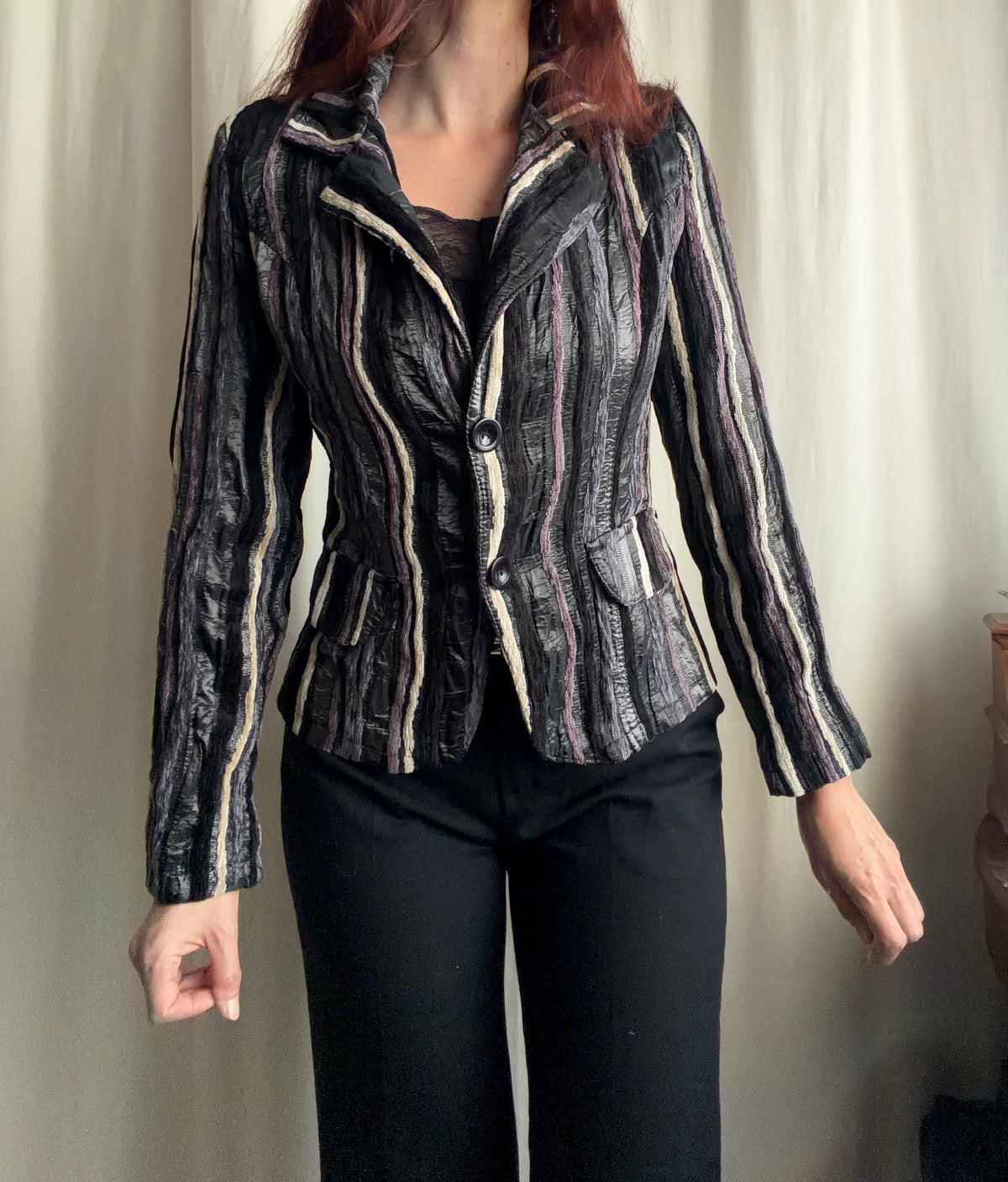 Blazer cintré noir à rayures texturées style corporate goth avant-garde 90s – taille S