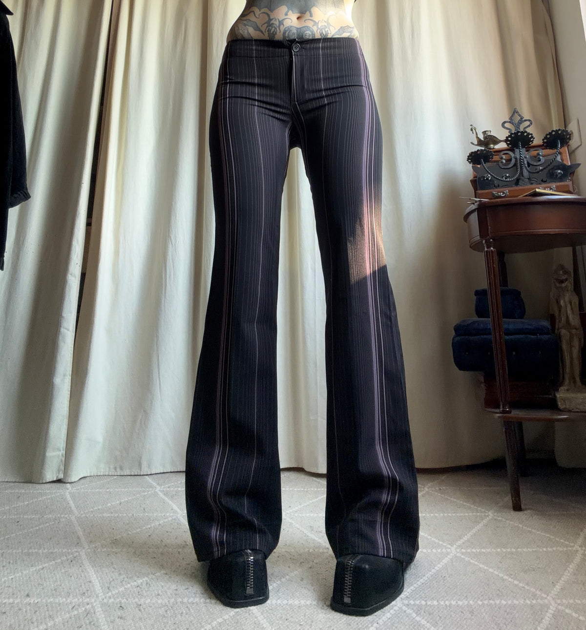 Pantalon noir à fines rayures roses coupe flare style office siren corporate goth – taille S