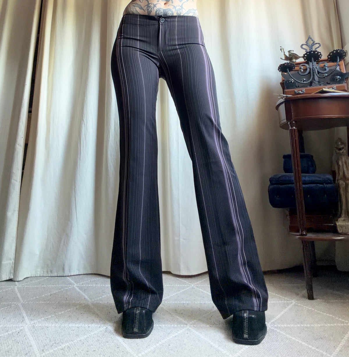 Pantalon noir à fines rayures roses coupe flare style office siren corporate goth – taille S