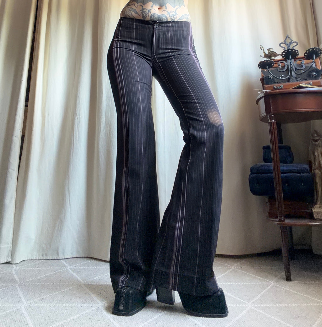 Pantalon noir à fines rayures roses coupe flare style office siren corporate goth – taille S
