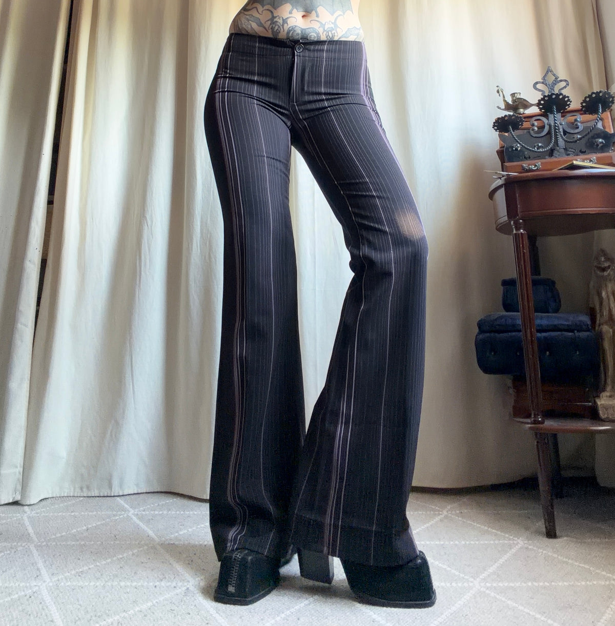 Pantalon noir à fines rayures roses coupe flare style office siren corporate goth – taille S