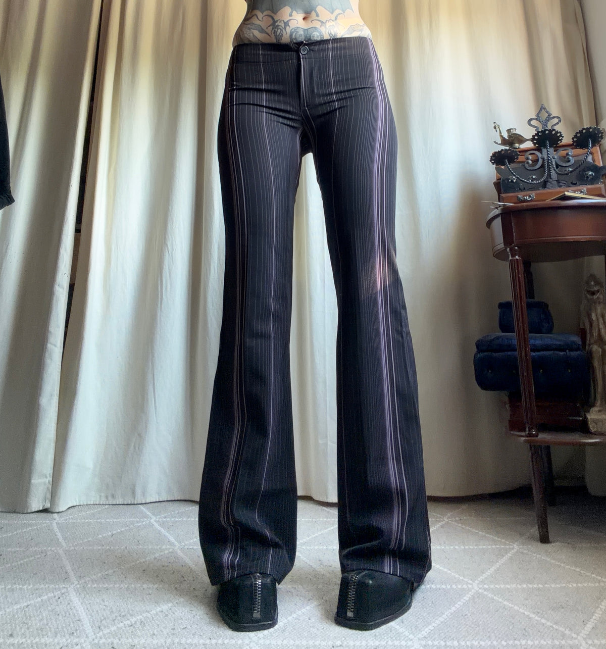 Pantalon noir à fines rayures roses coupe flare style office siren corporate goth – taille S