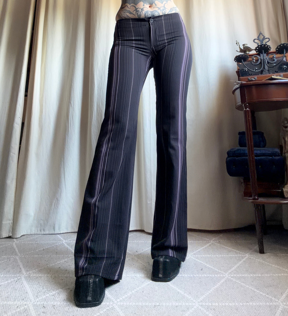 Pantalon noir à fines rayures roses coupe flare style office siren corporate goth – taille S