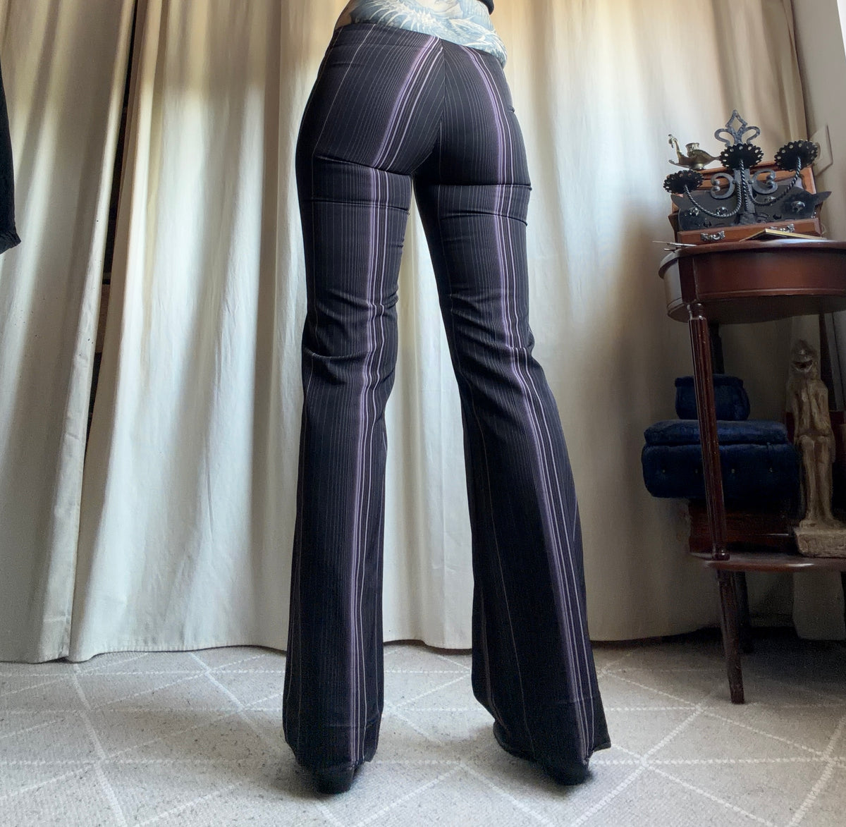 Pantalon noir à fines rayures roses coupe flare style office siren corporate goth – taille S
