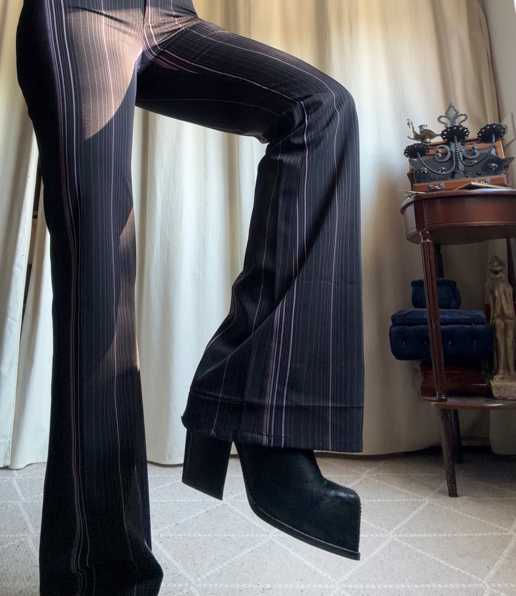 Pantalon noir à fines rayures roses coupe flare style office siren corporate goth – taille S