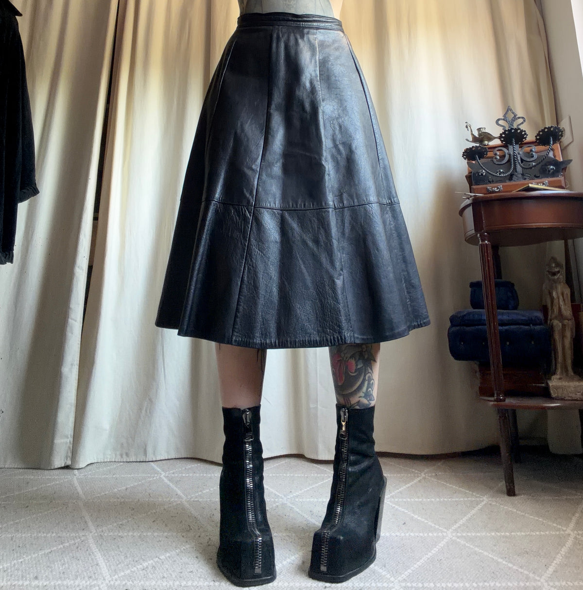 Jupe midi en cuir noir coupe trapèze style 90s goth minimaliste – taille S