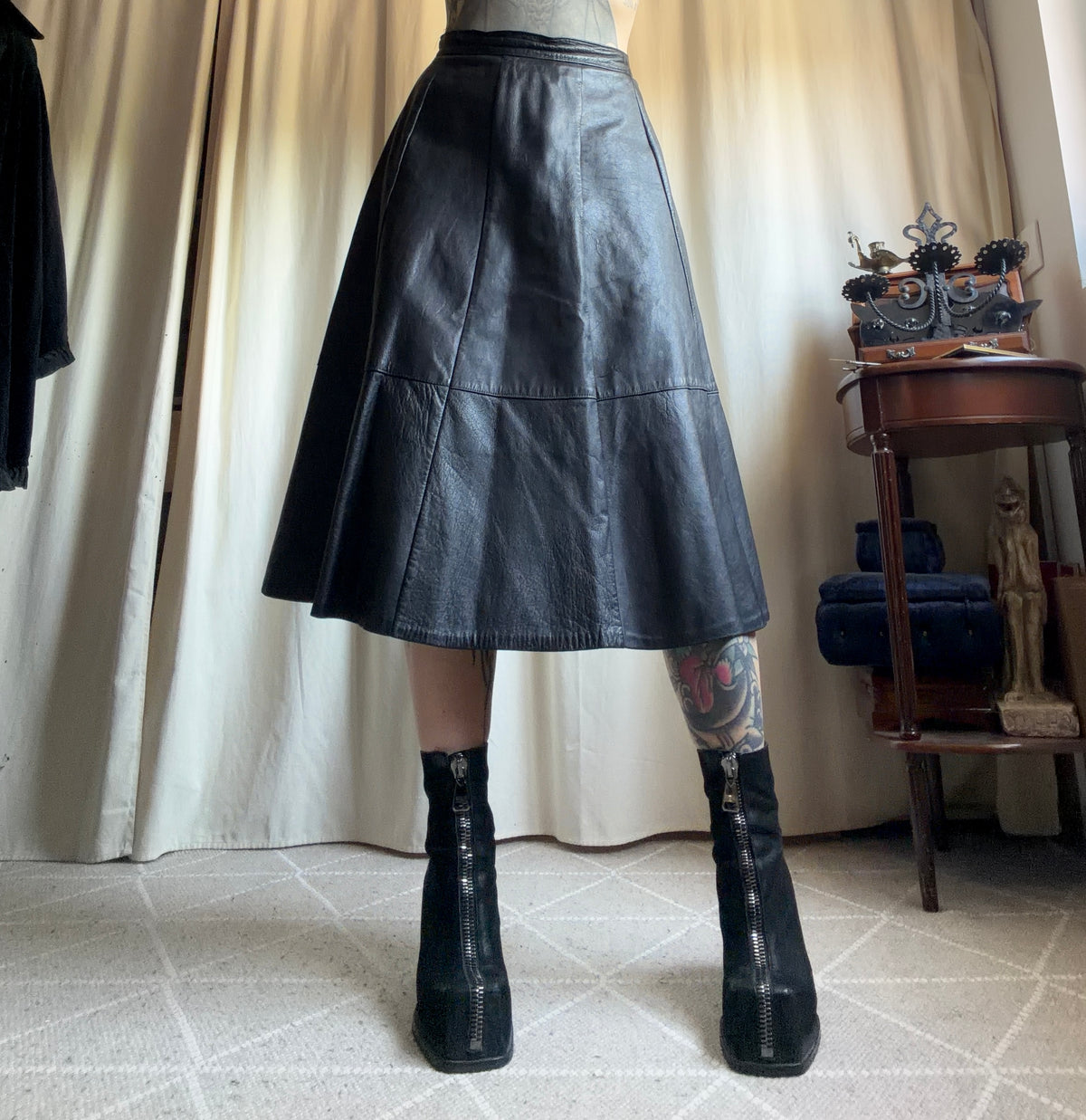 Jupe midi en cuir noir coupe trapèze style 90s goth minimaliste – taille S