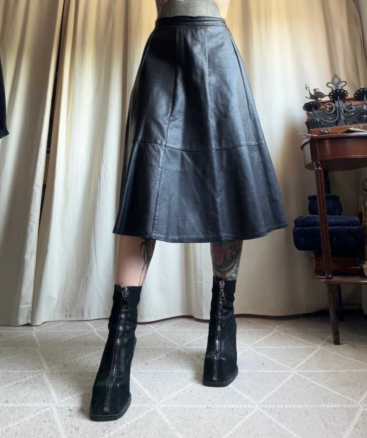 Jupe midi en cuir noir coupe trapèze style 90s goth minimaliste – taille S