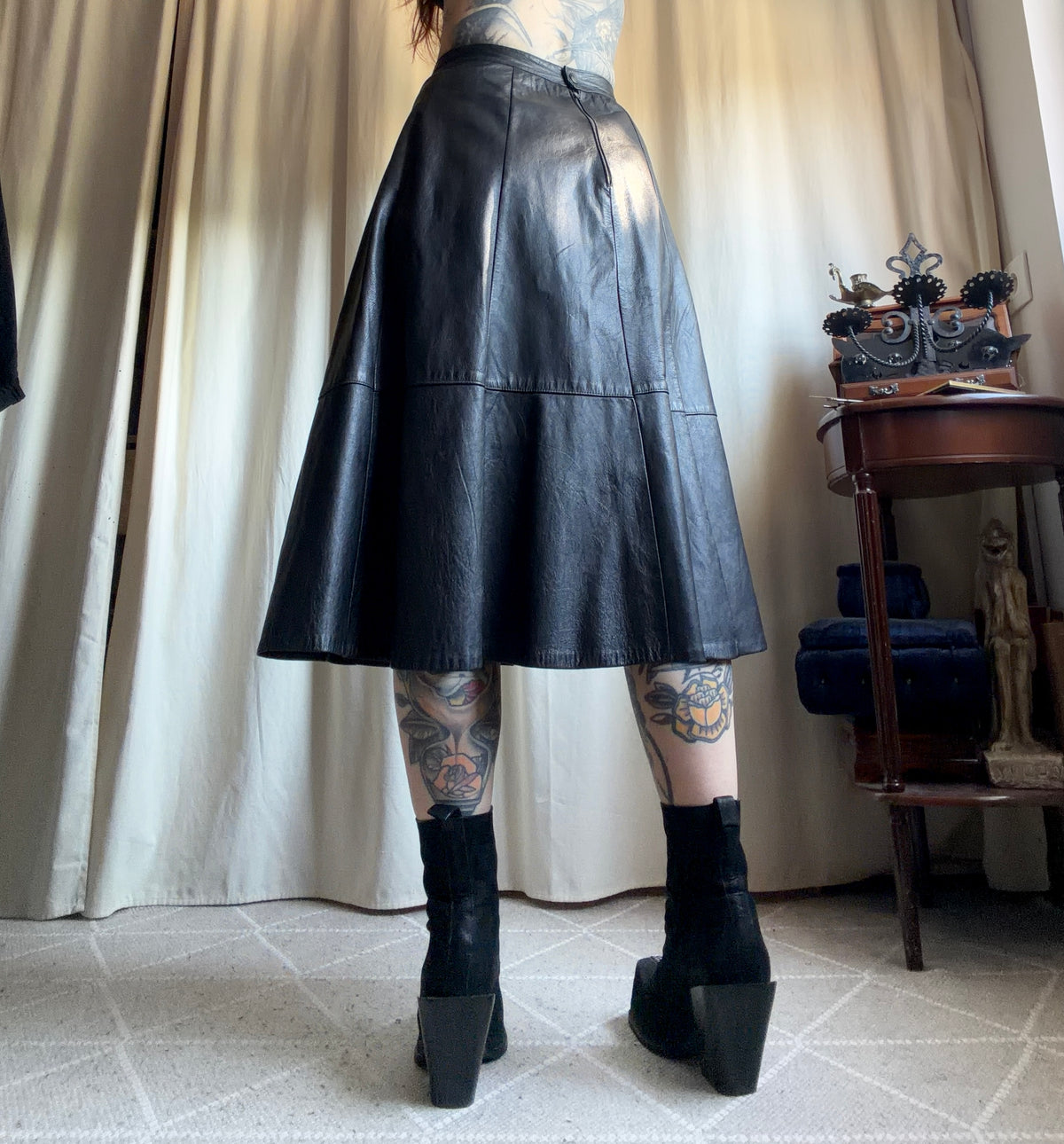 Jupe midi en cuir noir coupe trapèze style 90s goth minimaliste – taille S