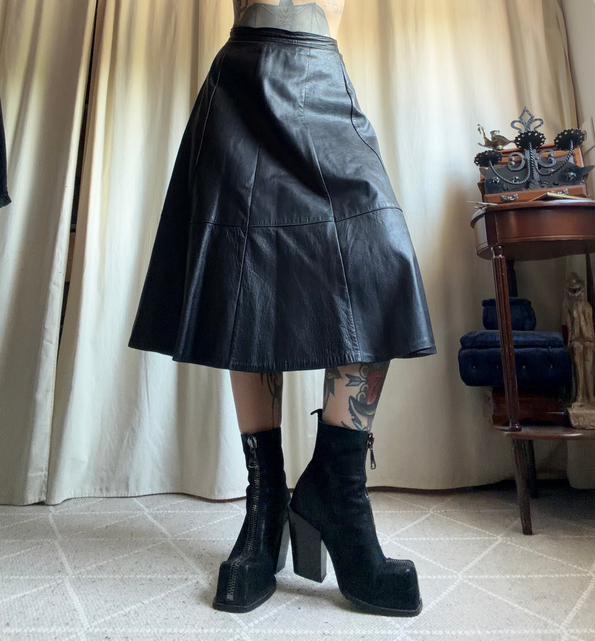 Jupe midi en cuir noir coupe trapèze style 90s goth minimaliste – taille S