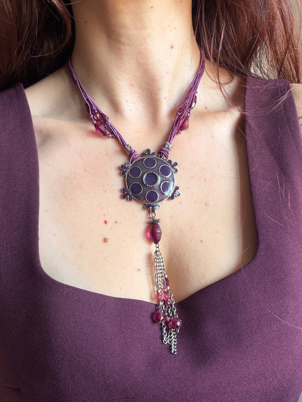Collier prune pendentif médaillon cabochons violets vintage style whimsigoth bohème