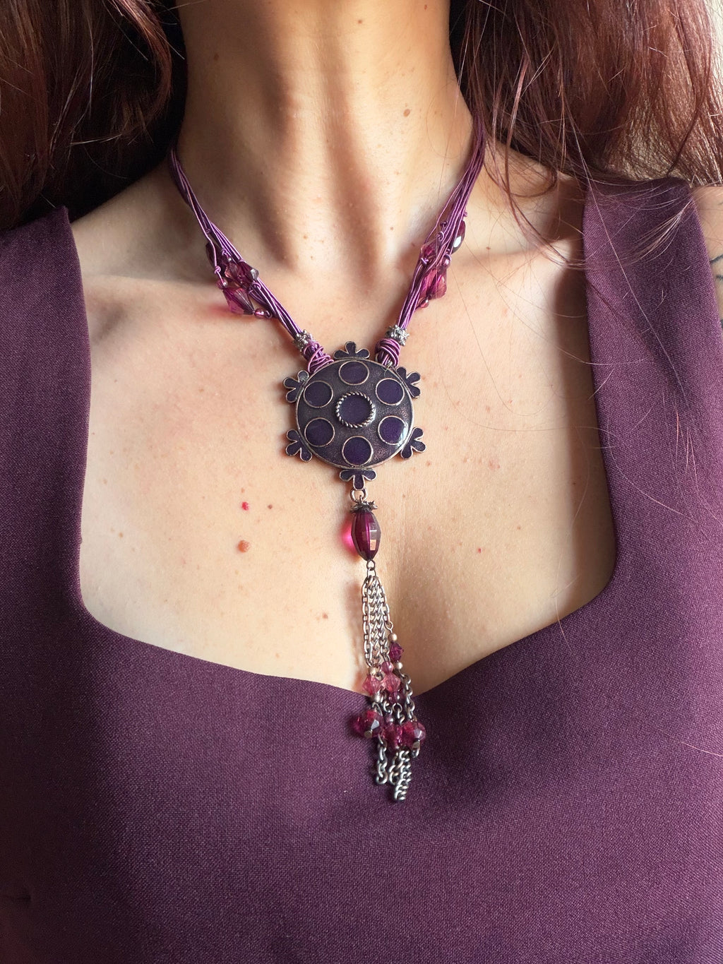 Collier prune pendentif médaillon cabochons violets vintage style whimsigoth bohème