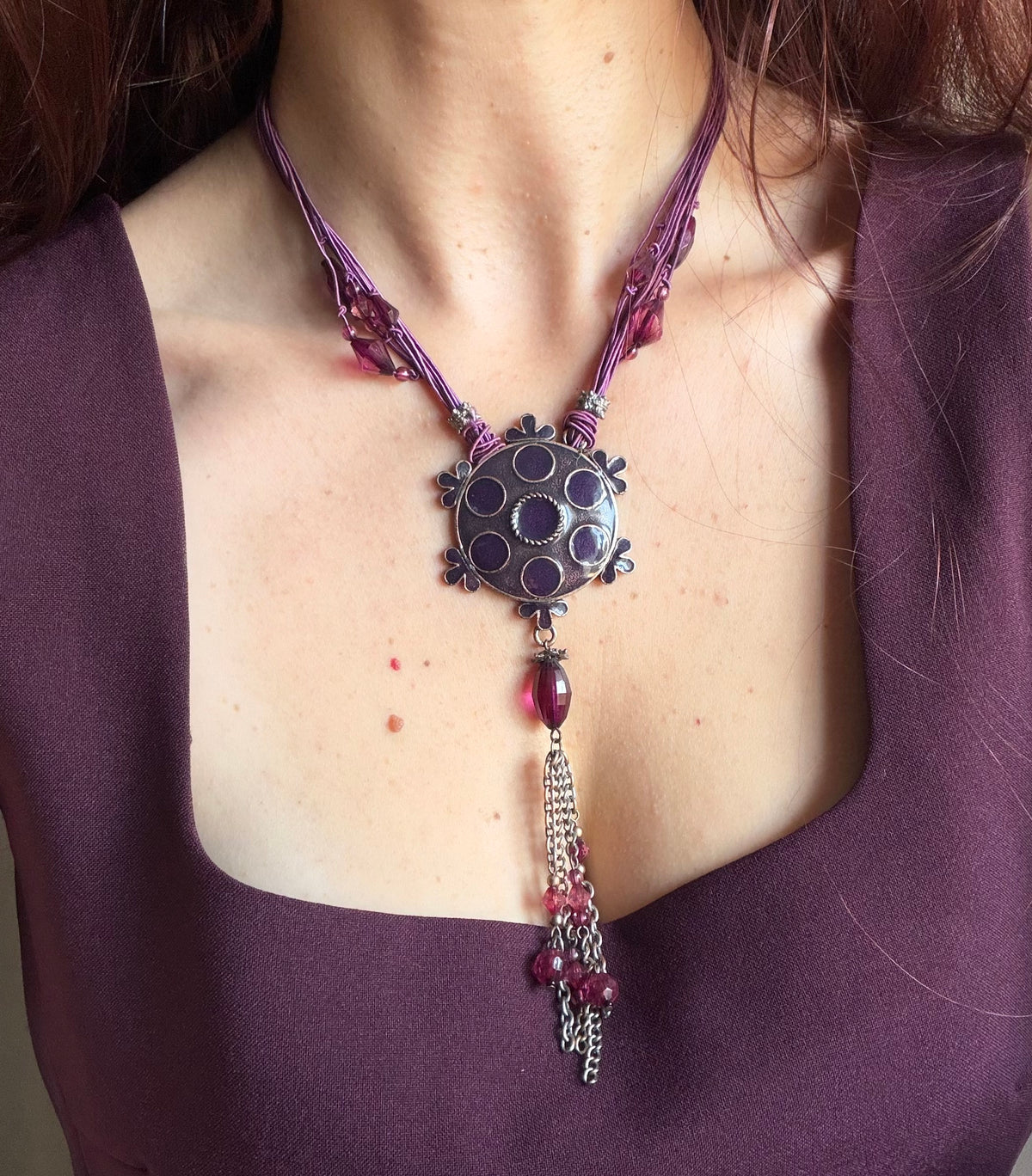 Collier prune pendentif médaillon cabochons violets vintage style whimsigoth bohème