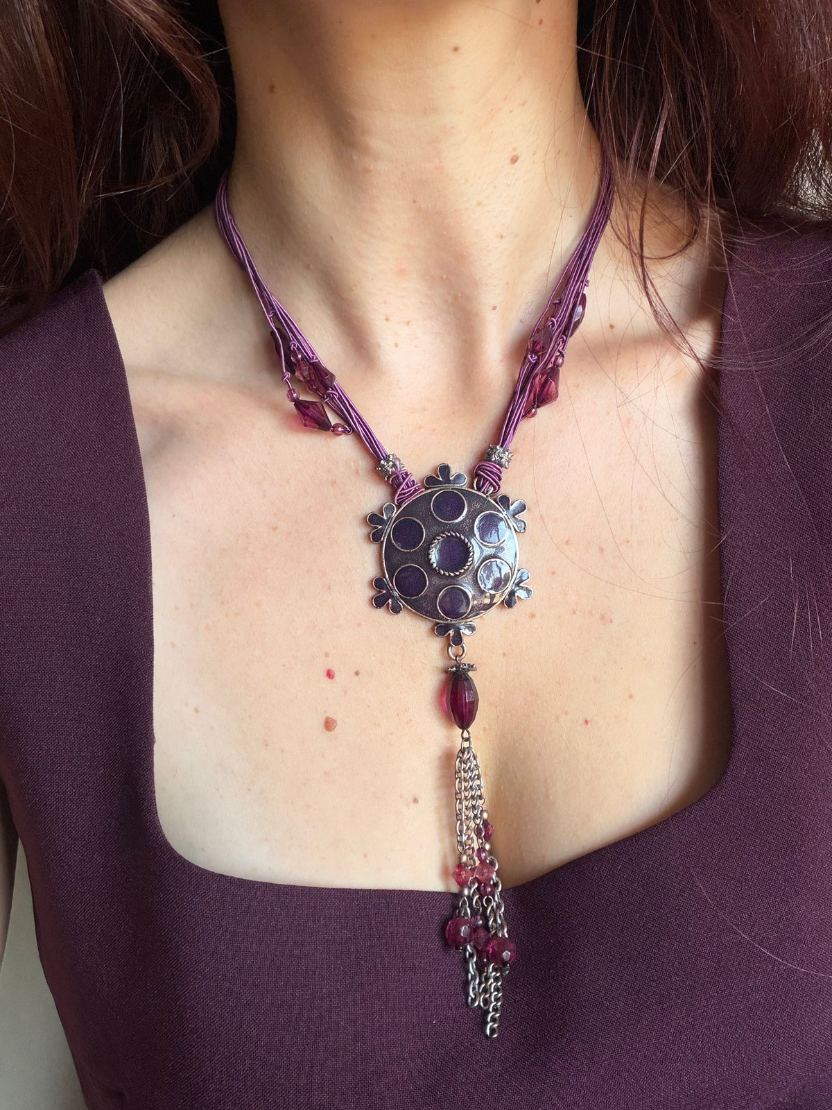 Collier prune pendentif médaillon cabochons violets vintage style whimsigoth bohème