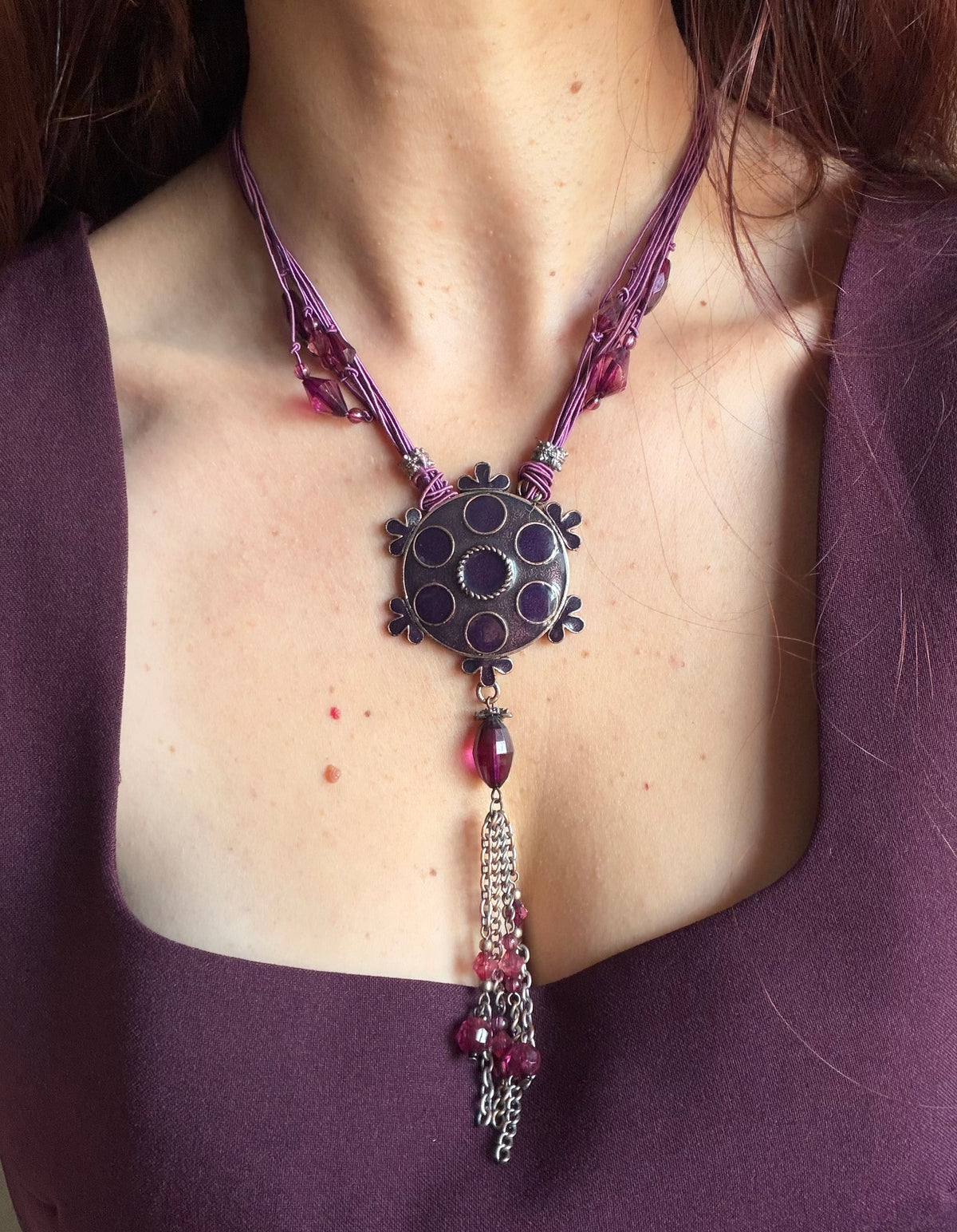 Collier prune pendentif médaillon cabochons violets vintage style whimsigoth bohème