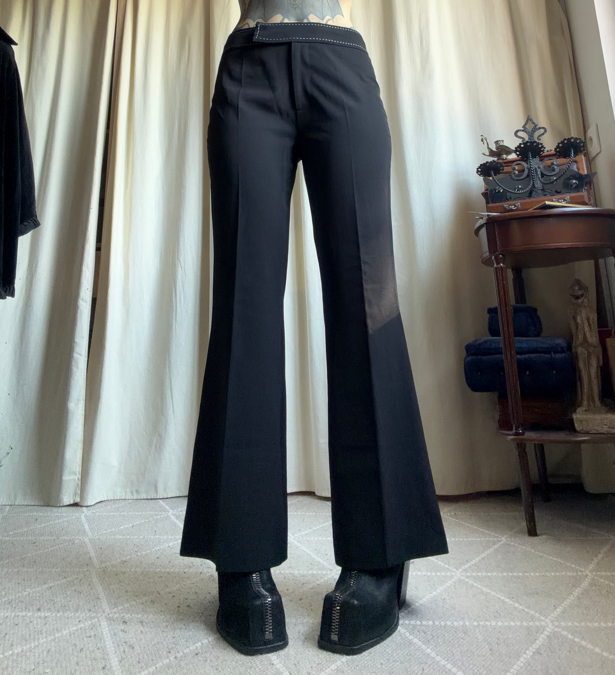 Pantalon flare noir taille basse surpiqûres contrastées style office siren – taille M