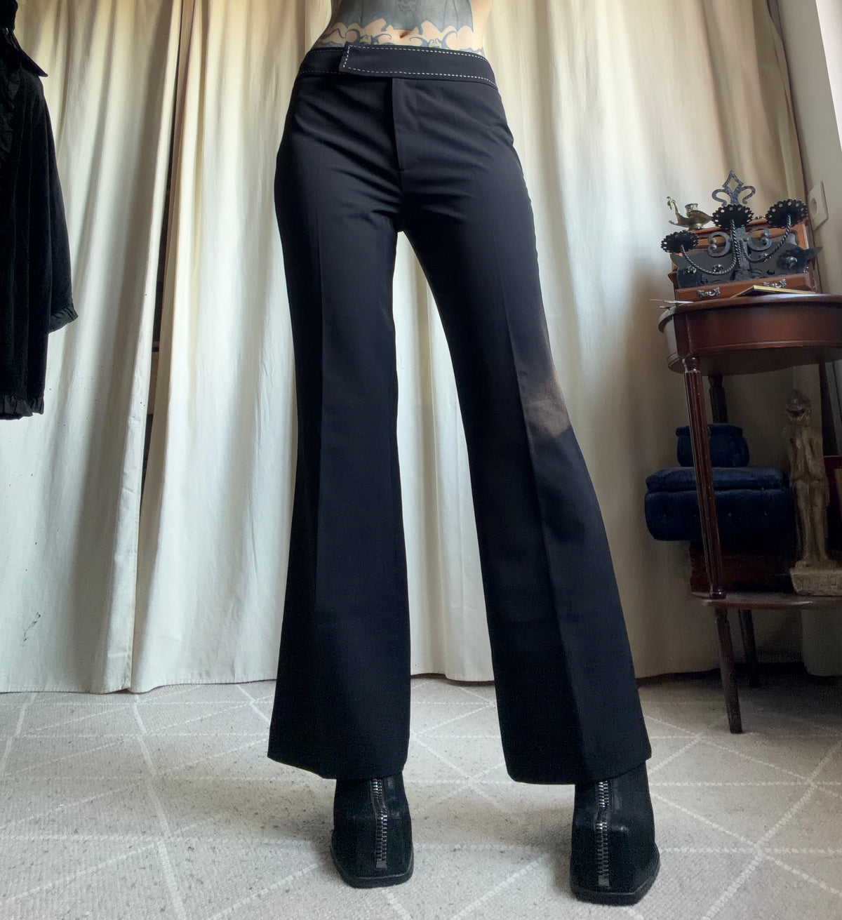 Pantalon flare noir taille basse surpiqûres contrastées style office siren – taille M