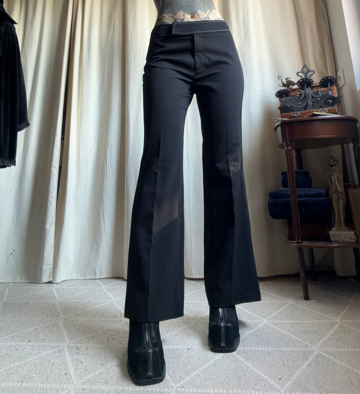 Pantalon flare noir taille basse surpiqûres contrastées style office siren – taille M