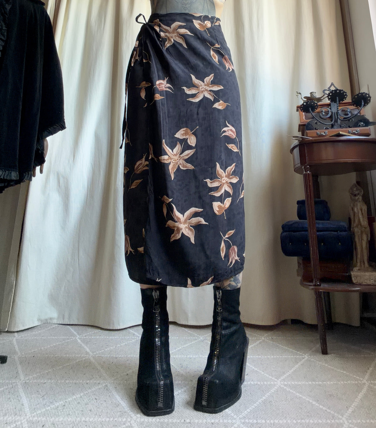 Jupe midi portefeuille noire imprimé floral witchy 90s - taille S/M