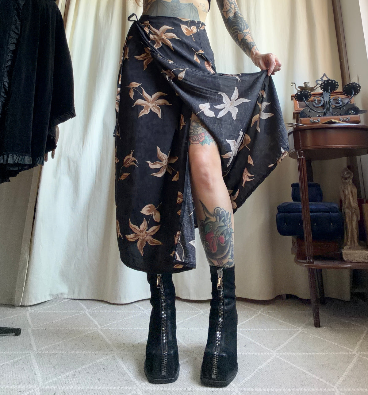 Jupe midi portefeuille noire imprimé floral witchy 90s - taille S/M