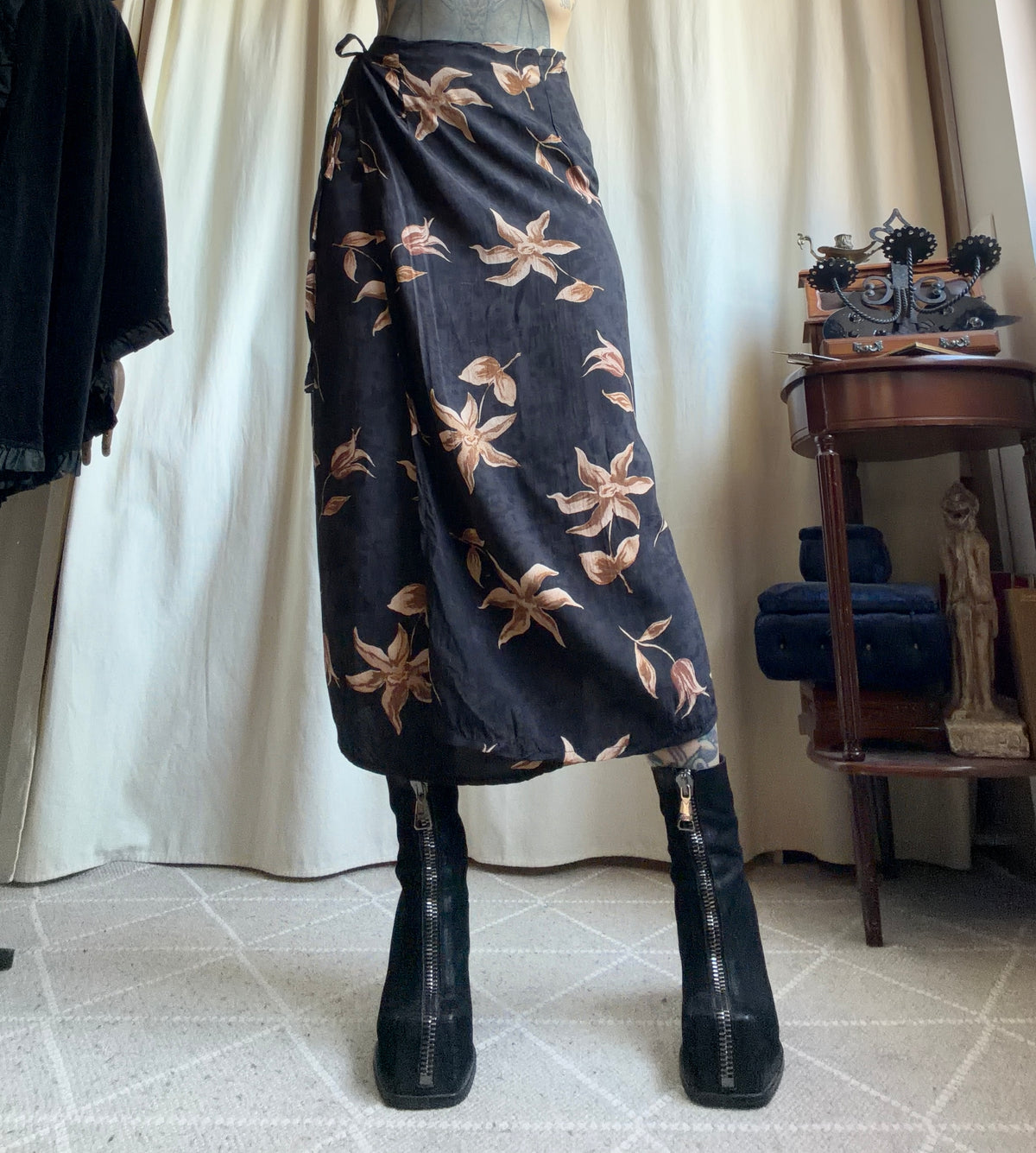 Jupe midi portefeuille noire imprimé floral witchy 90s - taille S/M