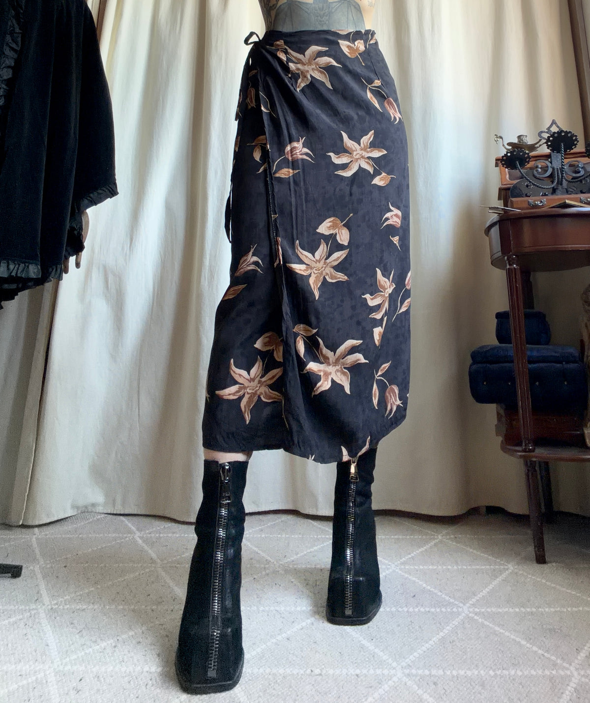 Jupe midi portefeuille noire imprimé floral witchy 90s - taille S/M