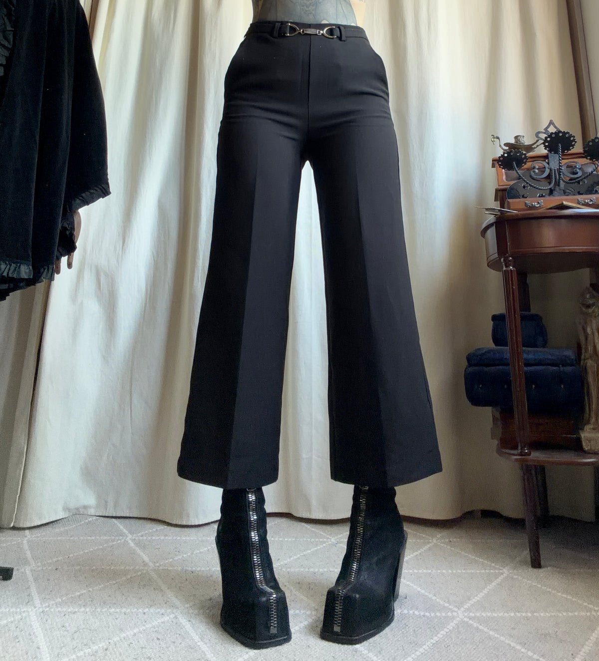 Pantalon noir taille haute jambes larges ceinture anneaux style corporate goth office siren Y2K - taille S
