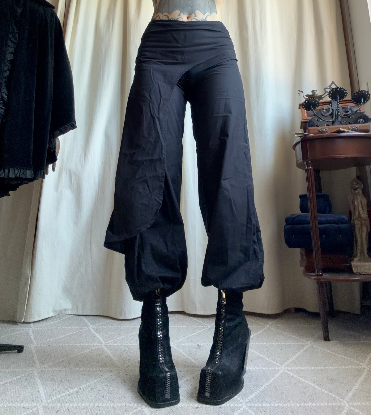 Pantalon noir jambes larges pan asymétrique style gothic avant garde  - taille S