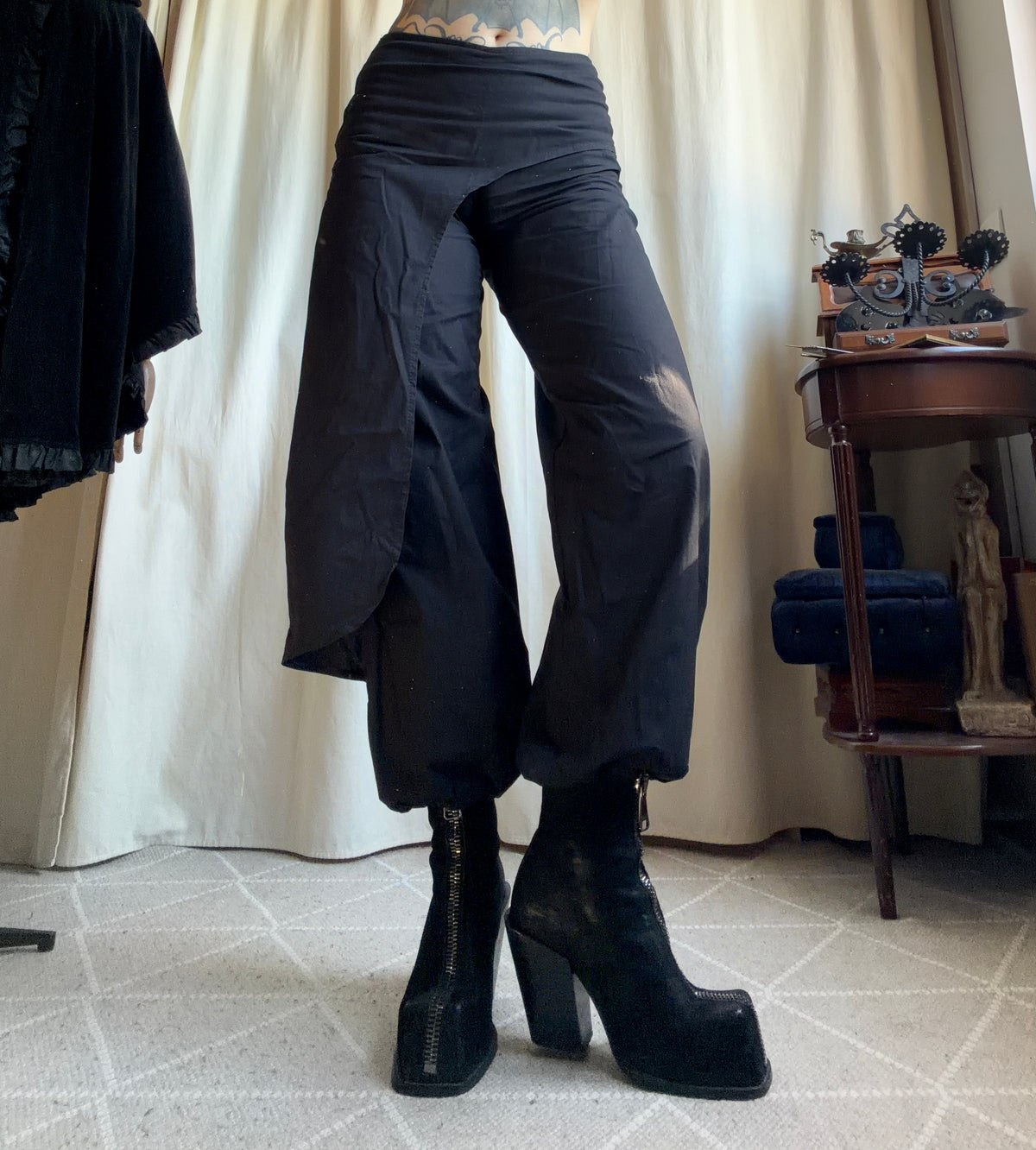 Pantalon noir jambes larges pan asymétrique style gothic avant garde  - taille S