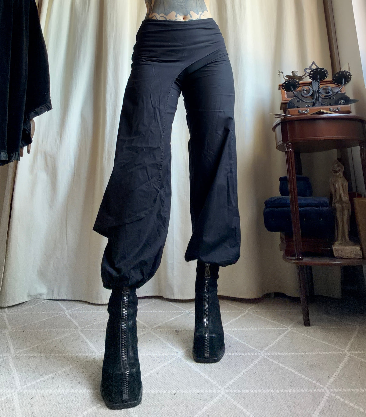 Pantalon noir jambes larges pan asymétrique style gothic avant garde  - taille S
