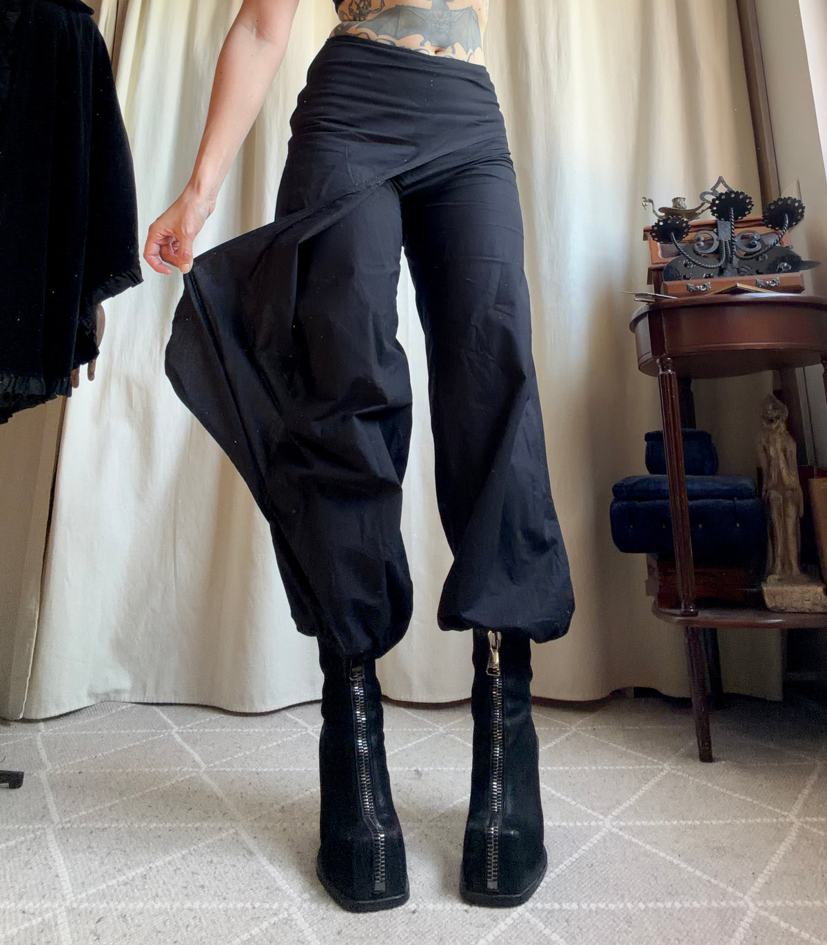 Pantalon noir jambes larges pan asymétrique style gothic avant garde  - taille S