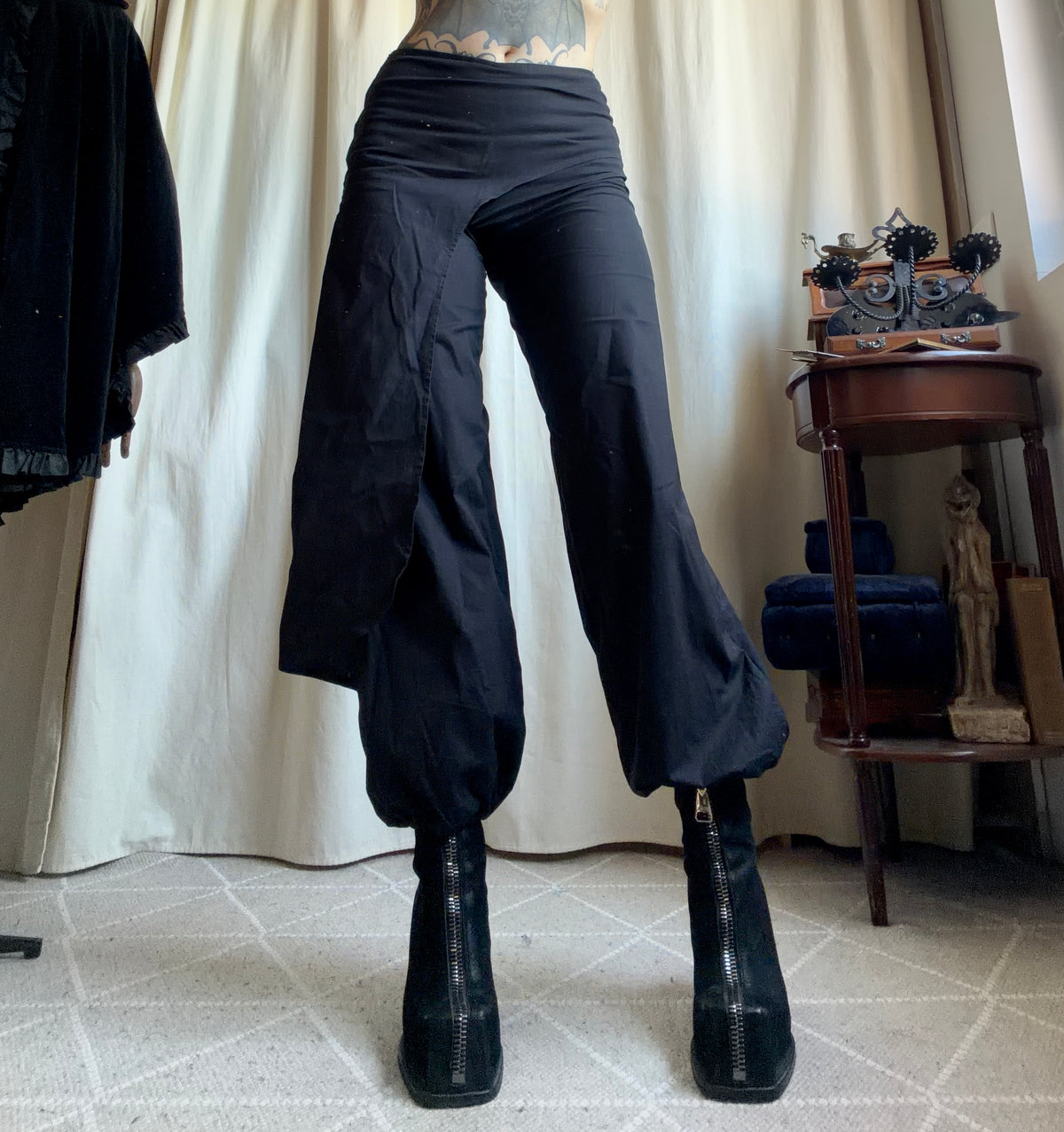 Pantalon noir jambes larges pan asymétrique style gothic avant garde  - taille S
