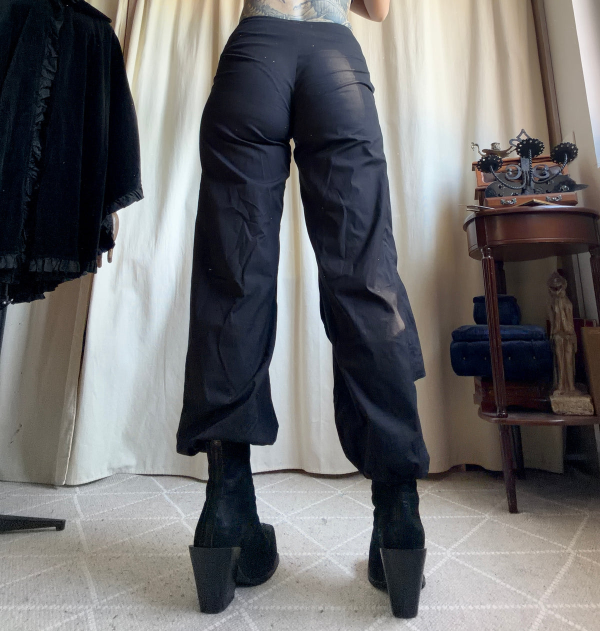 Pantalon noir jambes larges pan asymétrique style gothic avant garde  - taille S