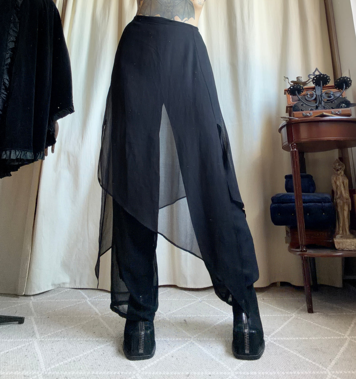 Pantalon jupe noir René Derhy en voile fluide - goth romantique avant garde witchy - taille M