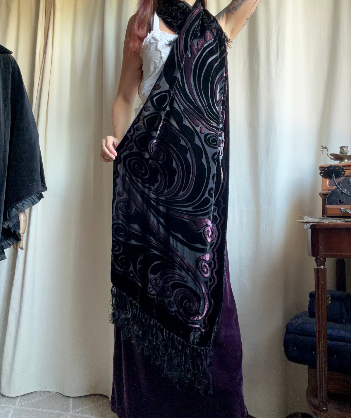 Grande écharpe velours dévoré noir rose style whimsigoth witchy goth