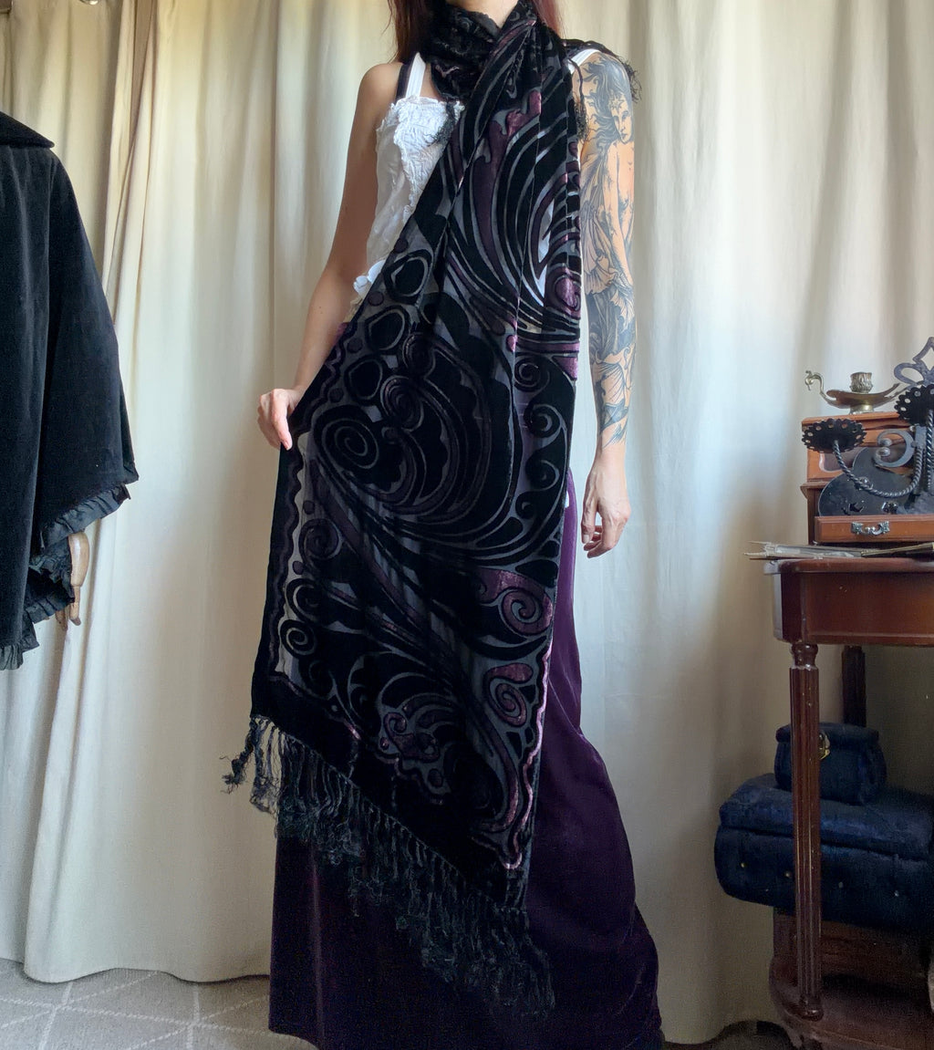Grande écharpe velours dévoré noir rose style whimsigoth witchy goth