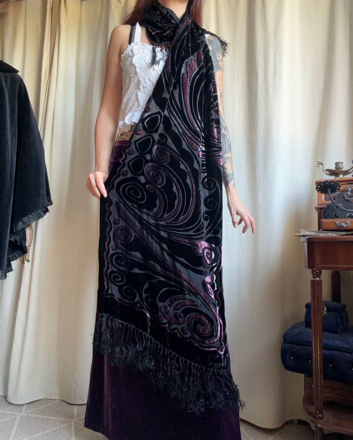 Grande écharpe velours dévoré noir rose style whimsigoth witchy goth
