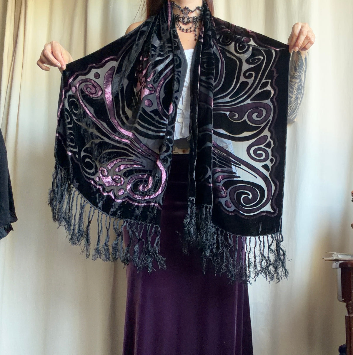 Grande écharpe velours dévoré noir rose style whimsigoth witchy goth