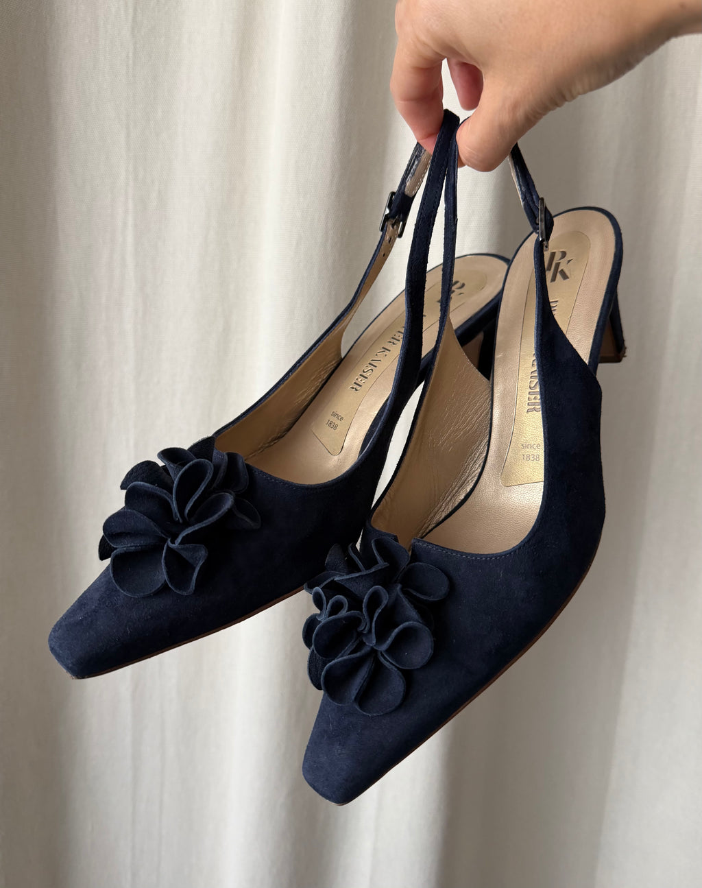 Escarpins en daim bleu marine et fleurs en relief - pointure 39