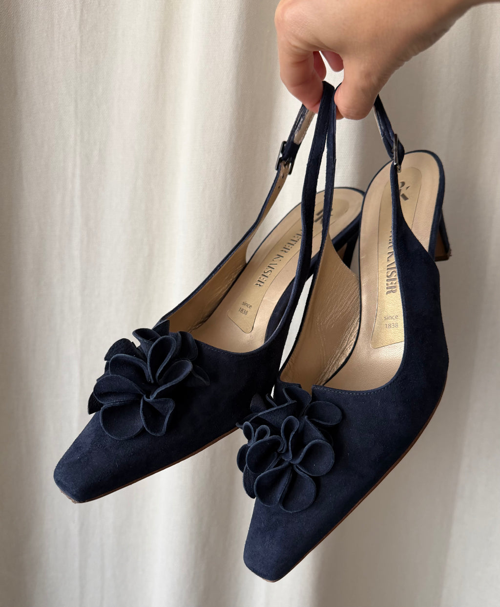 Escarpins en daim bleu marine et fleurs en relief - pointure 39