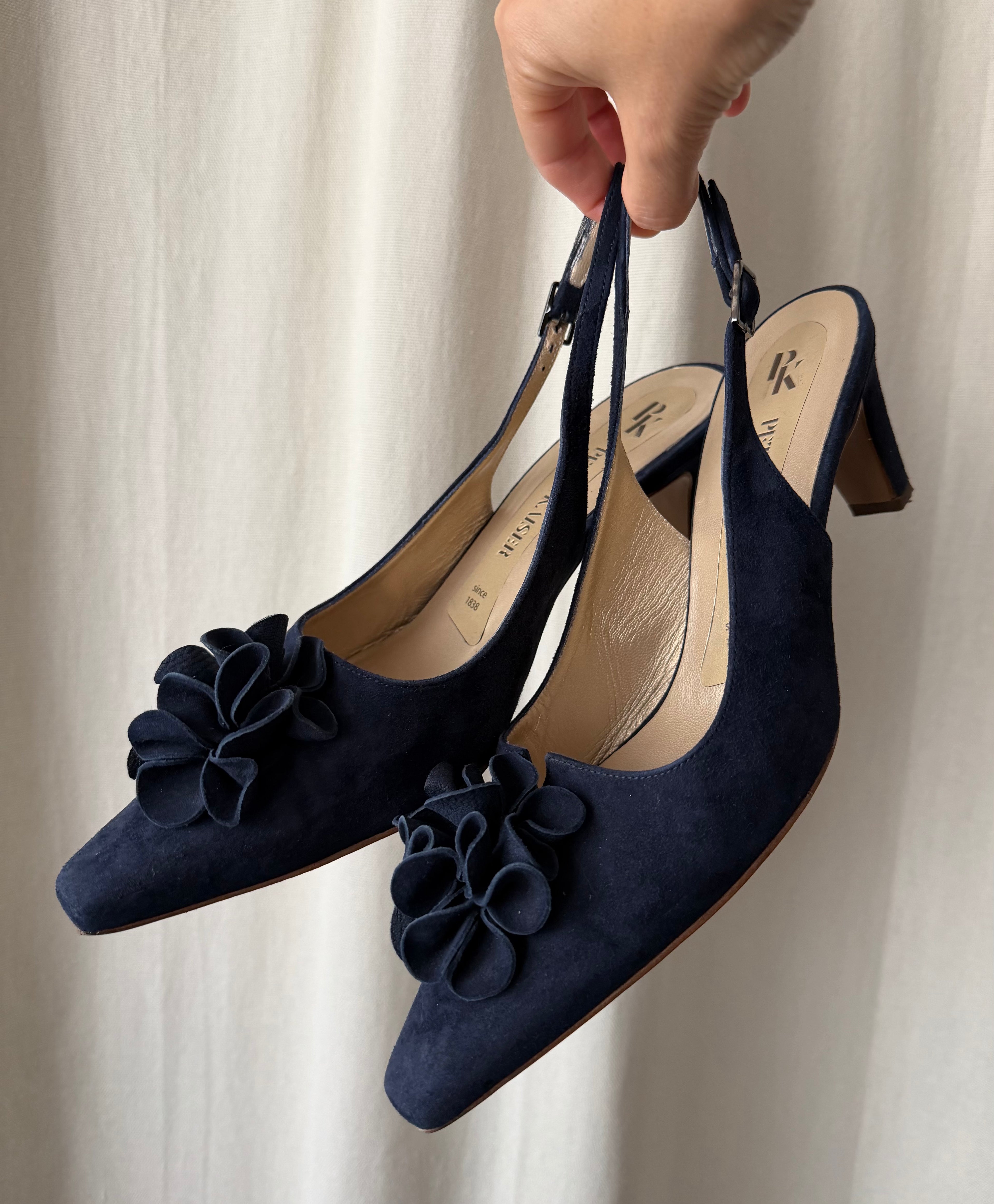 Navy suede heels with embossed flowers - size 39