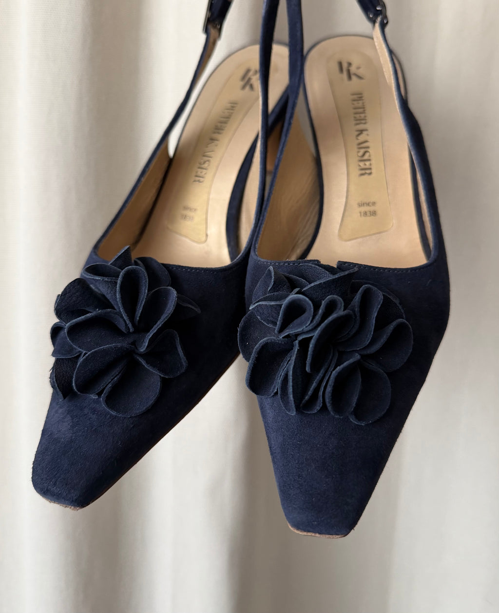 Escarpins en daim bleu marine et fleurs en relief - pointure 39