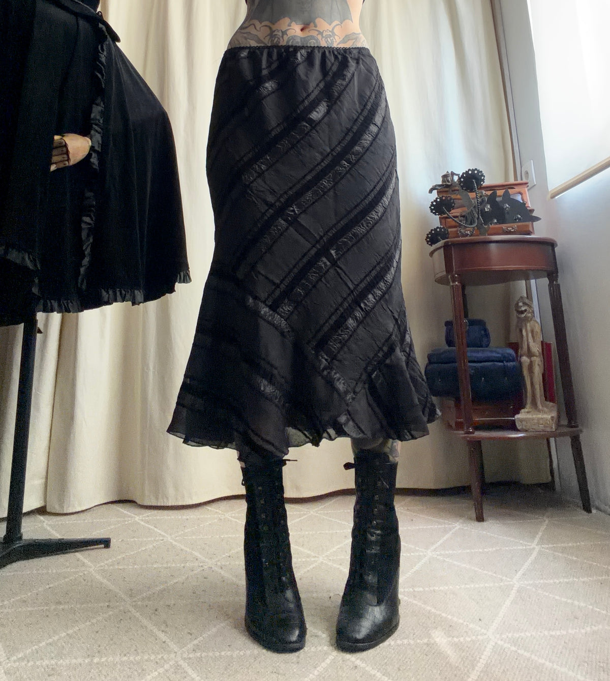 Jupe midi noire évasée à empiècements en biais – taille L/XL