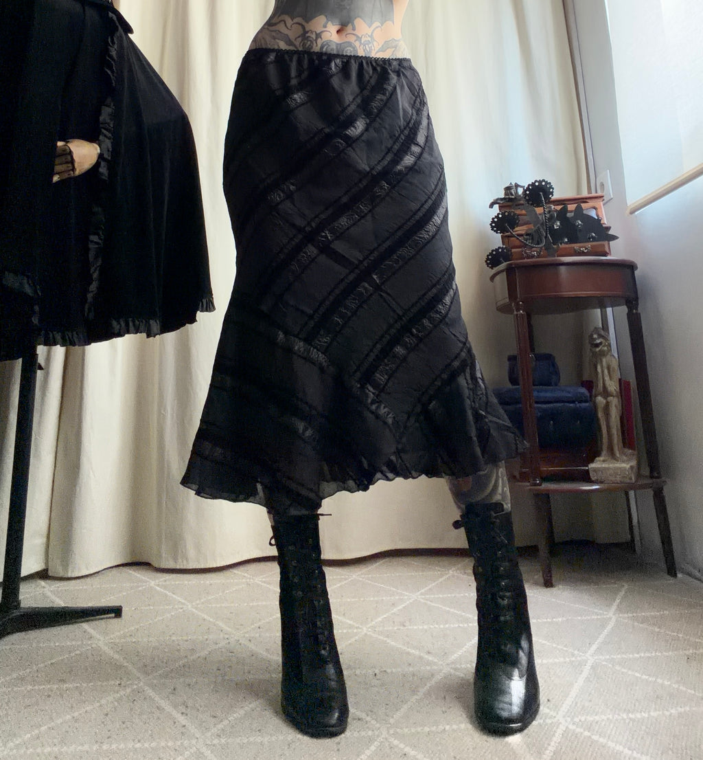 Jupe midi noire évasée à empiècements en biais – taille L/XL