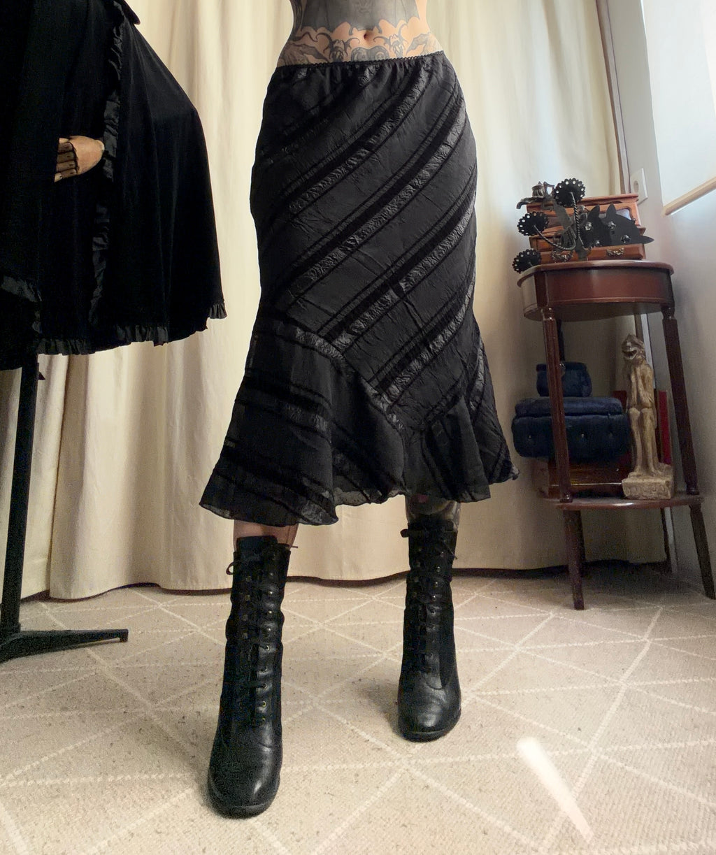 Jupe midi noire évasée à empiècements en biais – taille L/XL