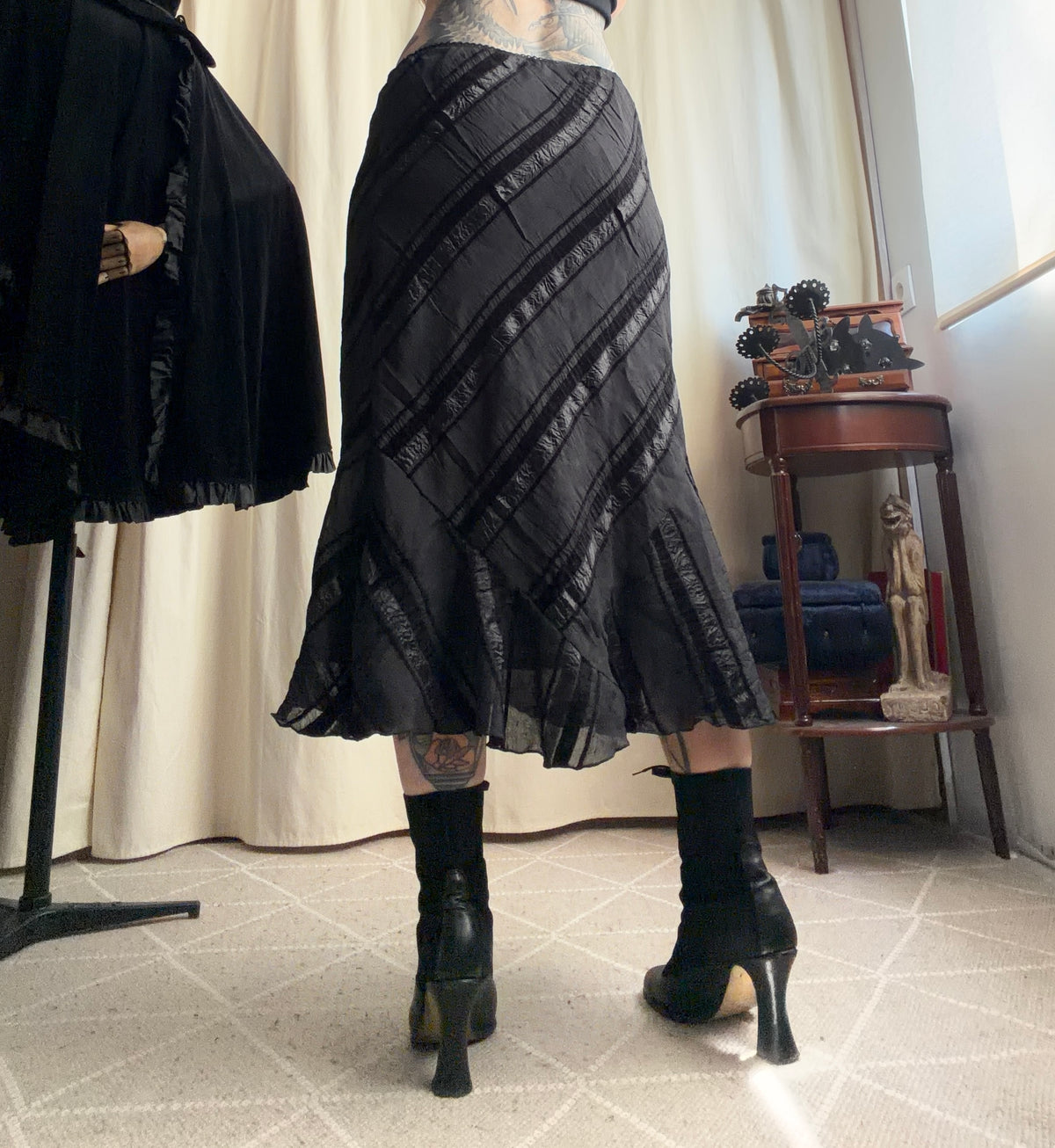 Jupe midi noire évasée à empiècements en biais – taille L/XL