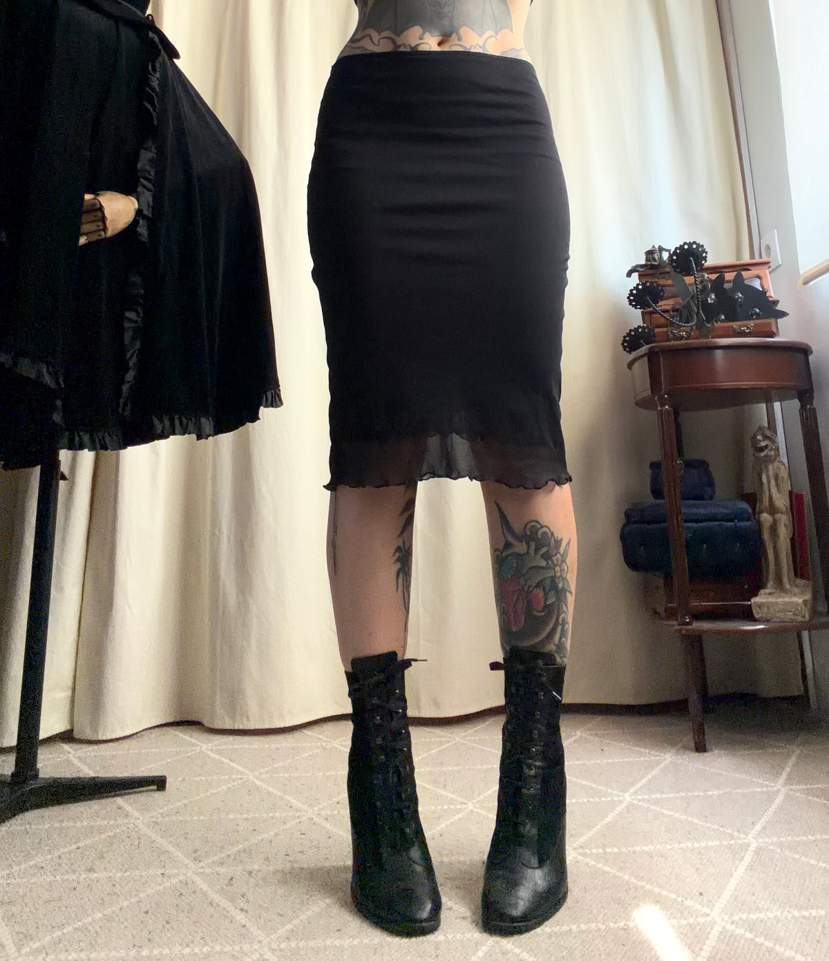 Jupe midi noire à voile transparent et bord ondulé  – taille XS/S